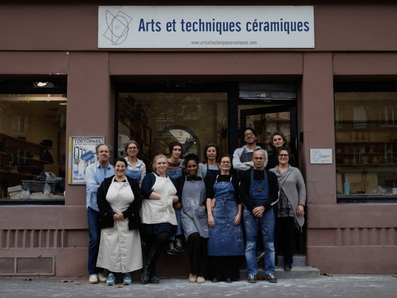 Photo réalisée pour l’école Arts et Techniques Céramiques : l’équipe devant l’école